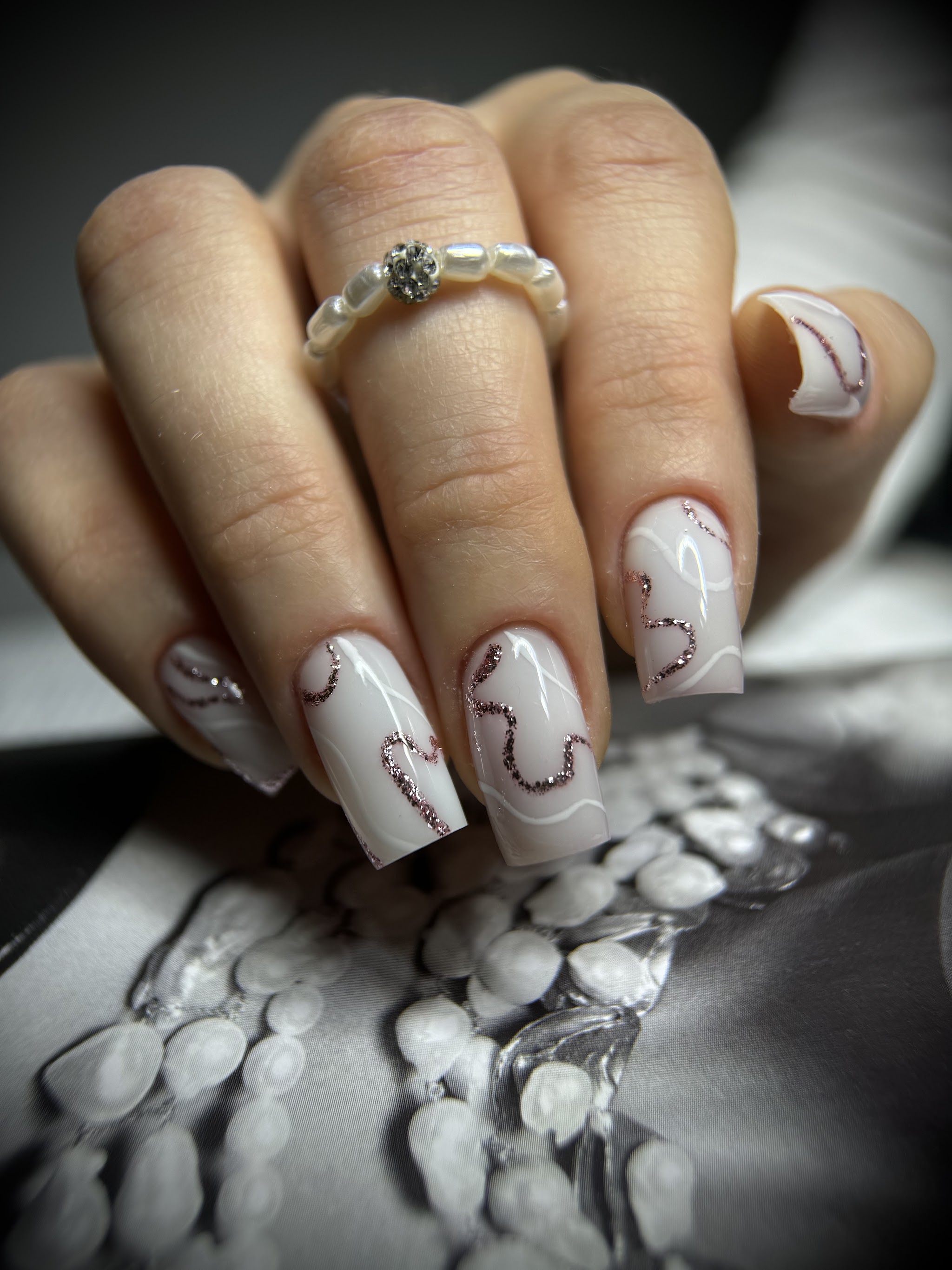 Witte vierkante nagels met een lijn van kleine rode steentjes