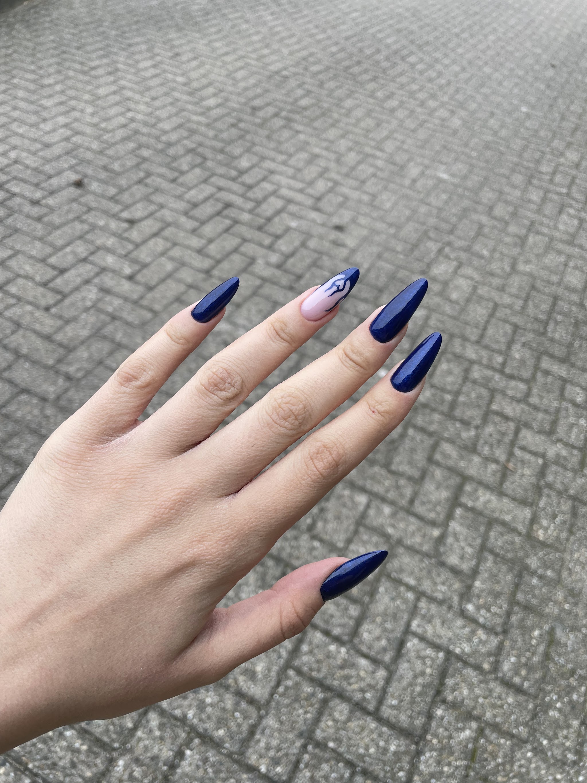 Donkerblauwe amandelvormige nagels