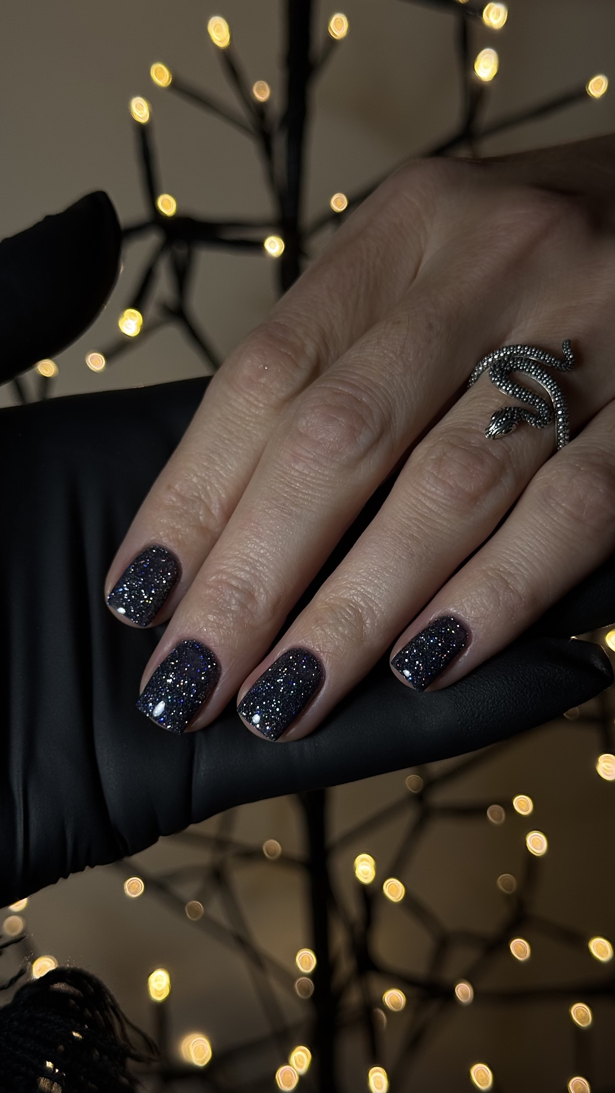 Korte nagels met donkere glitter