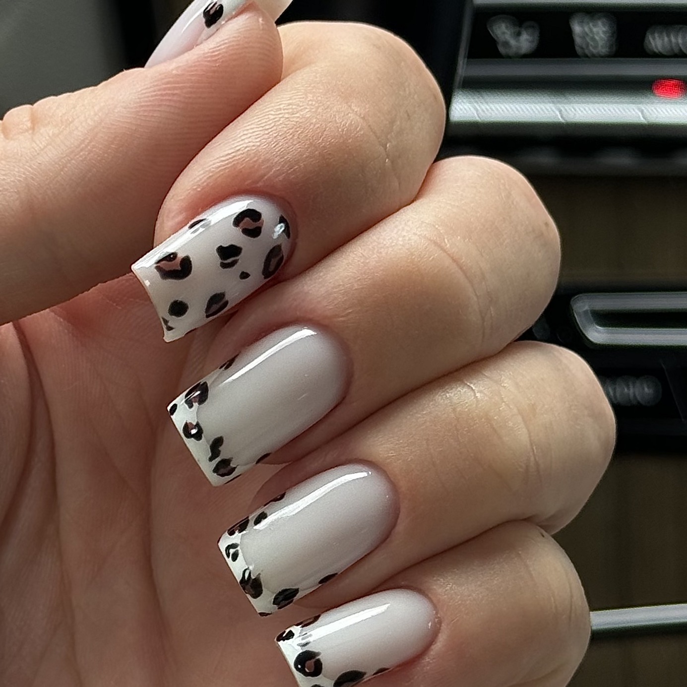 Vierkante nagels in crème met een panterprint op de toppen