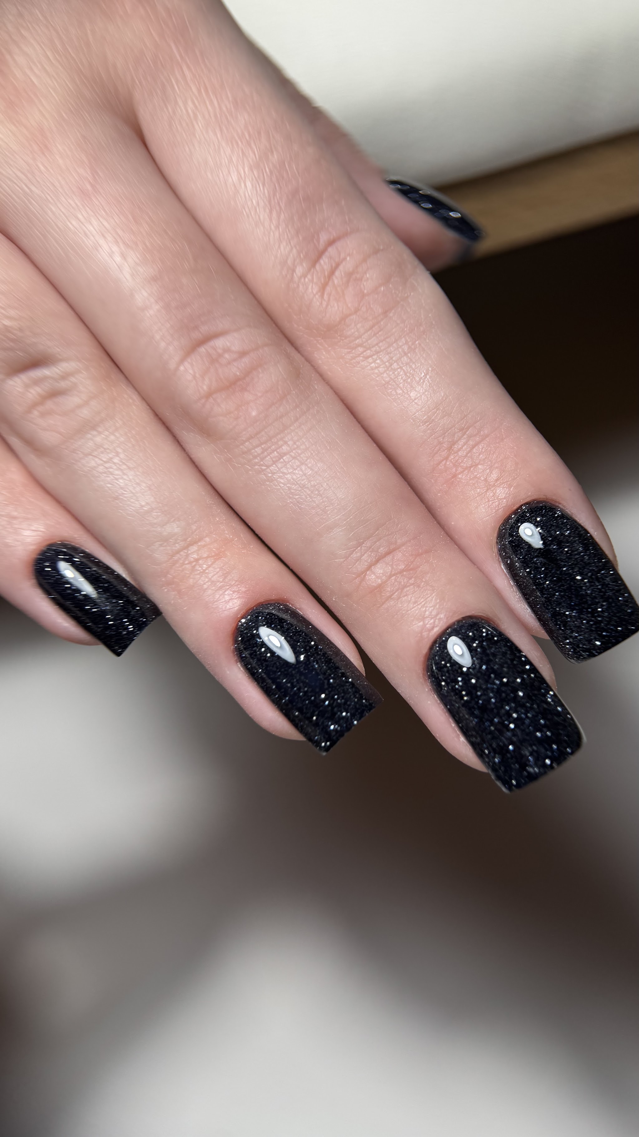 Korte zwarte nagels met glitter