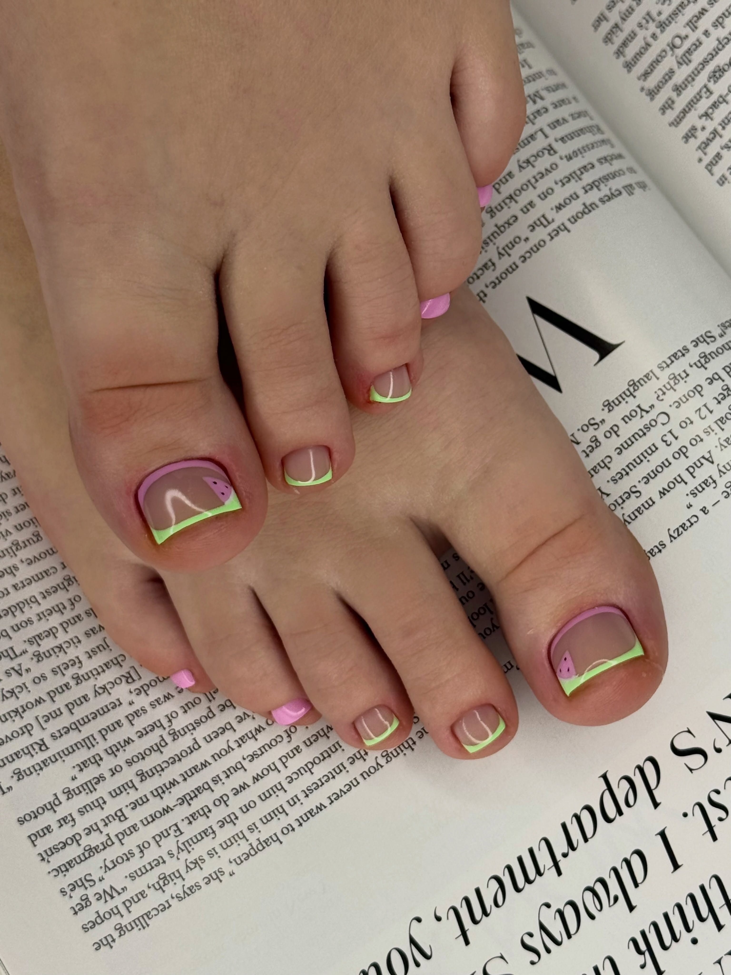 Pedicure met pastelkleurige French en een groen randje